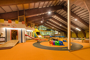 Indoorspielhalle mit einem Märchenschloss im Familienhotel Sonngastein in Bad Gastein.