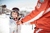 Kind mit Skibrille beim Skifahren in der Nähe vom Family Home Alpenhof in Südtirol