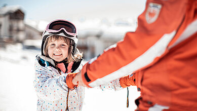 Kind mit Skibrille beim Skifahren in der Nähe vom Family Home Alpenhof in Südtirol