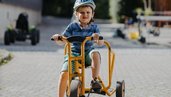 Ein Kind fährt auf dem Gelände des Kinderhotels Bruckwirt in Oberösterreich mit einem Go-Kart.