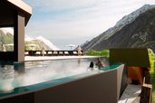 Visualisierung eines beheizten Infinity-Pools auf der Dachterrasse des Alpura Retreats mit Panoramablick auf die umliegenden Alpen.