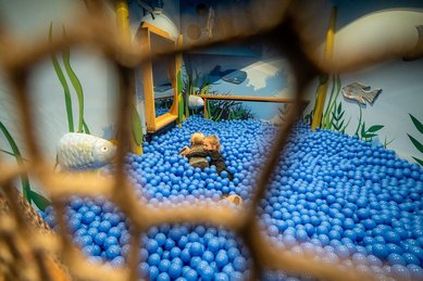 Zwei Kinder toben im blauen Bällebad im Familienhotel Habachklause Salzburger Land.