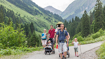 Familie wandert durch die schöne Natur im Familienurlaub im Familienhotel Kaiserhof in Tirol.