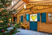 Der Eingangsbereich des Familienhotels Mein Krug wird je nach Jahreszeit einladend dekoriert.