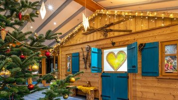 Der Eingangsbereich des Familienhotels Mein Krug wird je nach Jahreszeit einladend dekoriert.