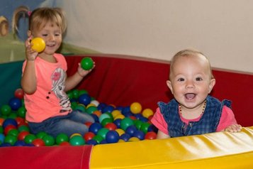 Kinder spielen im Bällebad vom Familienhotel Kinderhotel Sailer in Pitztal.