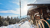 Die Hündeleskopfhütte in den bayerischen Alpen im Winter.