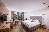 Elternschlafzimmer einer 2-Raum Familiensuite im Familienhotel Landgut Furtherwirt in Tirol.