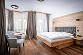 Elternschlafzimmer einer 2-Raum Familiensuite im Familienhotel Landgut Furtherwirt in Tirol.