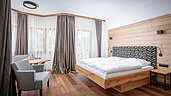Elternschlafzimmer einer 2-Raum Familiensuite im Familienhotel Landgut Furtherwirt in Tirol.