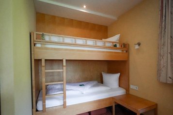 Gemütliches Hochbett für Kinder im Familienzimmer des Familienhotel Sonne Bezau.