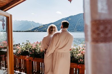 Eltern genießen die Ruhe mit Blick auf den See im Familienhotel Amiamo im Salzburger Land.