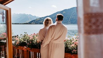 Eltern genießen die Ruhe mit Blick auf den See im Familienhotel Amiamo im Salzburger Land.