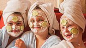 Drei Mädchen im Wellnessurlaub im Familienhotel Landhaus zur Ohe im Bayerischen Wald mit einer Maske im Gesicht.