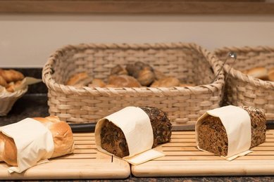 Brotbuffet im Familienhotel Oberkarteis im Salzburger Land mit verschiedenen Brotsorten und Gebäck.