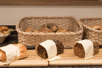 Brotbuffet im Familienhotel Oberkarteis im Salzburger Land mit verschiedenen Brotsorten und Gebäck.