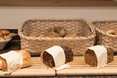 Brotbuffet im Familienhotel Oberkarteis im Salzburger Land mit verschiedenen Brotsorten und Gebäck.