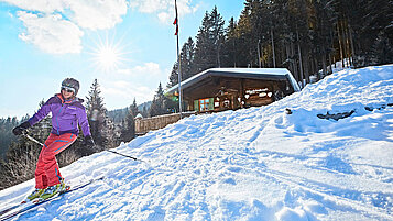 Skifahren im Winter in Bayern mit Berghütte