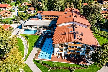 Sommer-Luftaufnahme vom Familienhotel Das Bayrischzell in Oberbayern.