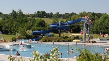 Das Freibad Harzgerode mit großer Rutsche und Actionbecken.