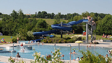 Das Freibad Harzgerode mit großer Rutsche und Actionbecken.