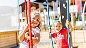 Kinder auf Spielplatz im Pletzi-Club vom Familienhotel Das Bayrischzell in Oberbayern.