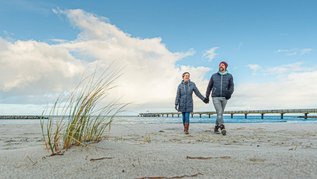 Spazieren an der Ostsee im Winter.