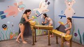 Familie spielt auf dem Indoor Wasserspielplatz im Hallenbad des Familienhotels Alpenhotel Kindl in Tirol.