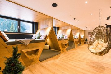 Der Ruheraum mit Holzdesign lädt im Familienhotel Alpura Retreat in Südtirol zum Entspannen ein.
