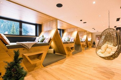 Der Ruheraum mit Holzdesign lädt im Familienhotel Alpura Retreat in Südtirol zum Entspannen ein.