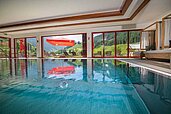 Aussicht aus dem Schwimmbad auf die wunderschöne Landschaft im Familienhotel Oberkarteis im Salzburger Land.