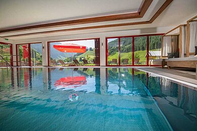 Aussicht aus dem Schwimmbad auf die wunderschöne Landschaft im Familienhotel Oberkarteis im Salzburger Land.