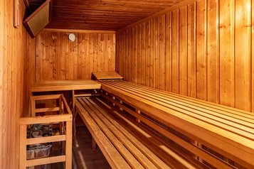 Holzsauna mit Bänken im Familienhotel Ottonenhof.