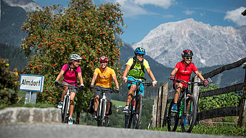 Vierköpfige Familie beim Fahrradfahren im Salzburger Land.