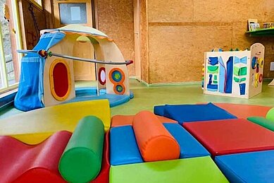 Babyspielzimmer mit Softplayboden und kindgerechten Spielsachen im Familienhotel Family Club Harz.