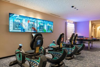 Gaming-Raum mit interaktiven Rennsimulatoren und Spieltisch im Familienhotel Huber in Südtirol