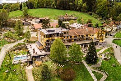 Blick von oben auf das Hotelareal Landhaus zur Ohe im Bayerischen Wald im Sommer.