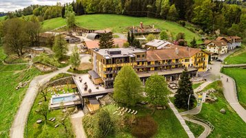 Blick von oben auf das Hotelareal Landhaus zur Ohe im Bayerischen Wald im Sommer.