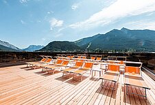 Große Sonnenterrasse mit vielen Liegen zum Sonnen und entspannen im Familienhotel Das Kaltschmid in Seefeld Tirol.