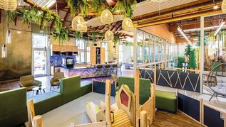 Kleiner Spielbereich für Kinder in der Hotelbar des Familienhotels Sonnenpark im Sauerland.