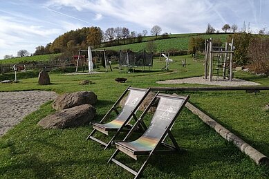 Großer Abenteuerspielplatz auf dem Außengelände des Familienhotels Der Böhmerwald.