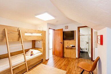 Ein Zimmer mit Stockbett für Kinder im Familienhotel Engel im Schwarzwald