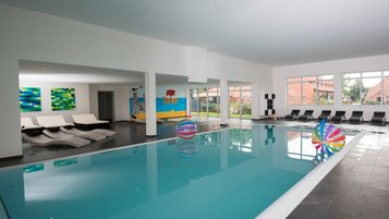 Schwimmbecken im Schwimmbad des Familienhotels Gut Landegge im Emsland.