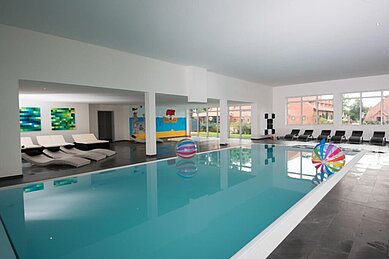 Schwimmbecken im Schwimmbad des Familienhotels Gut Landegge im Emsland.