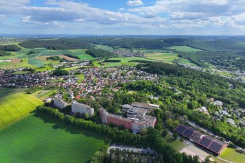 Das Hotelareal des Familienhotels Sonnenhügel in der Rhön von oben.