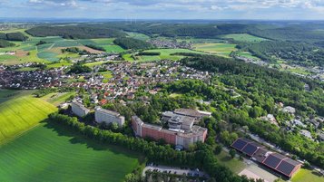 Das Hotelareal des Familienhotels Sonnenhügel in der Rhön von oben.