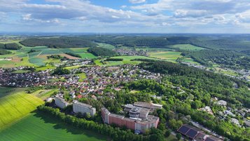 Das Hotelareal des Familienhotels Sonnenhügel in der Rhön von oben.