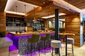 Gemütliche Bar mit Barhockern im Familienhotel Adler Familien- & Wohlfühlhotel in Tirol.