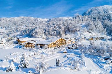 Winteransicht vom Landgut Furtherwirt in Tirol, umgeben von einer Schneelandschaft
