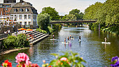 Ausflugstipps im Münsterland: Stand up Paddle mitten in der Innenstadt von Rheine. Die Ems, der größte Fluss im Münsterland, mit ihrer geringen Strömung ist ideal für Wassersport geeignet.